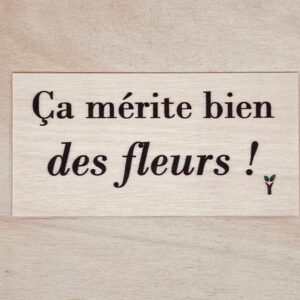 carte en bois Ca mérite bien des fleurs