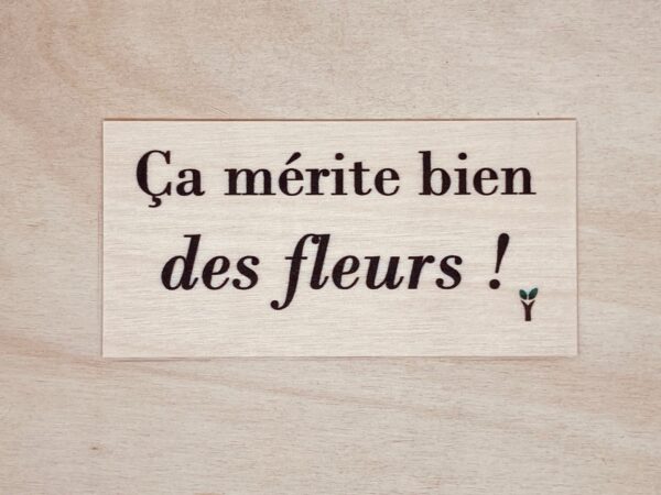 carte en bois Ca mérite bien des fleurs