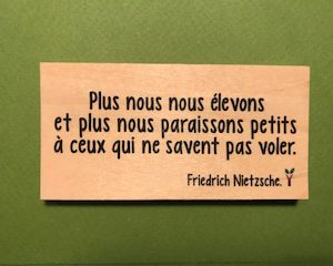 Plus-nous-nous-élevons-distributeur