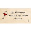 Carte en bois imprimée du message un bouquet contre un petit verre