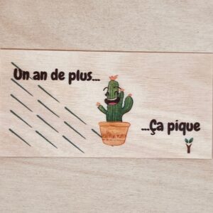 un an de plus ca pique carte en bois