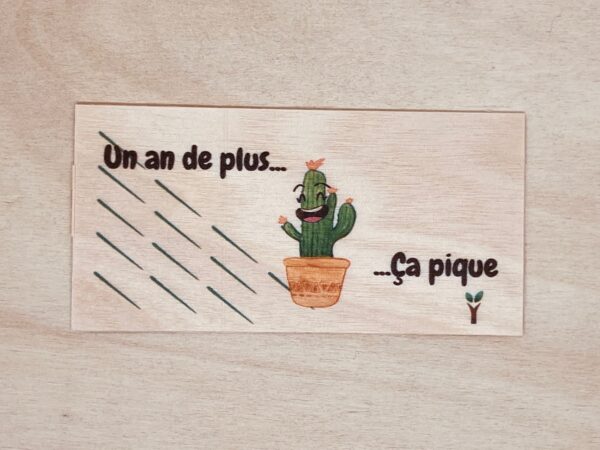 un an de plus ca pique carte en bois